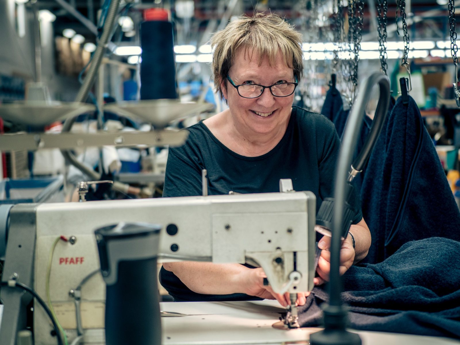 Sömmerska vid en symaskin i Woolpowers produktion